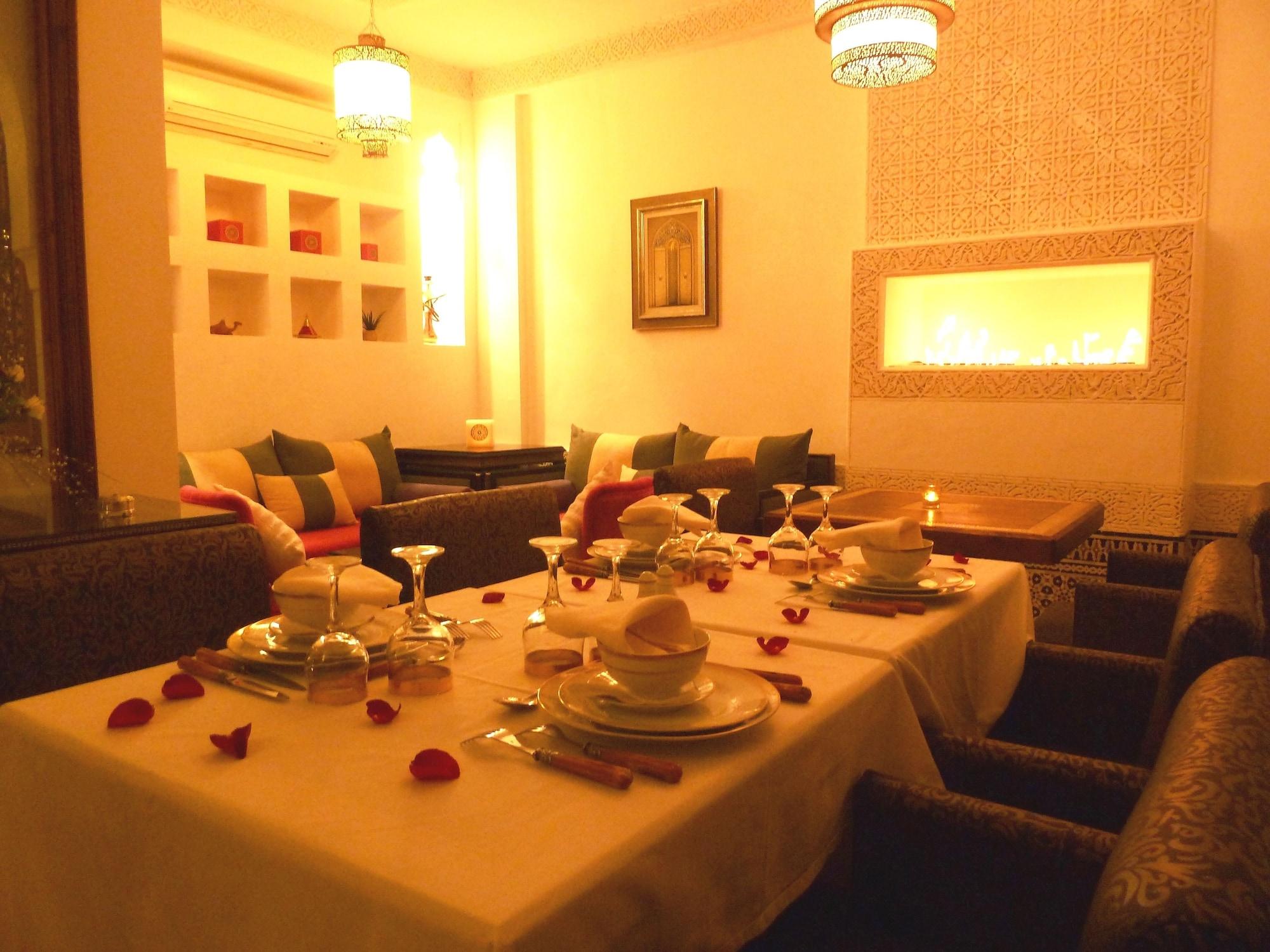 里亚德摩洛哥传统庭院住宅 马拉喀什 外观 照片 A Moroccan dining room