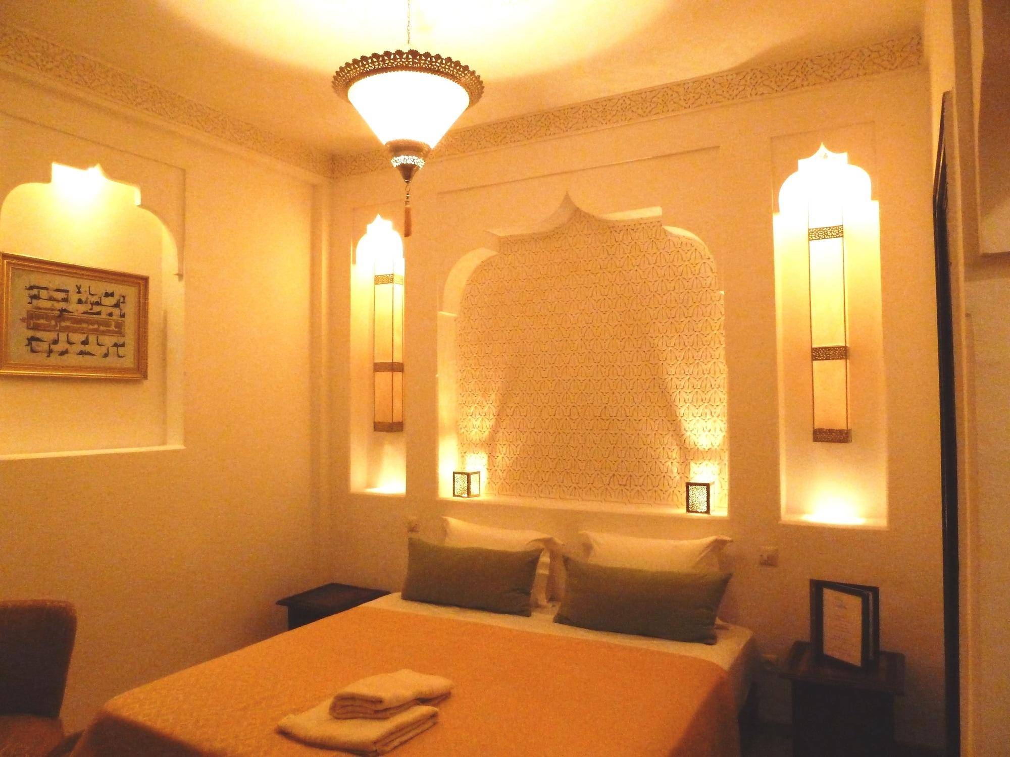 里亚德摩洛哥传统庭院住宅 马拉喀什 外观 照片 A bedroom at the hotel