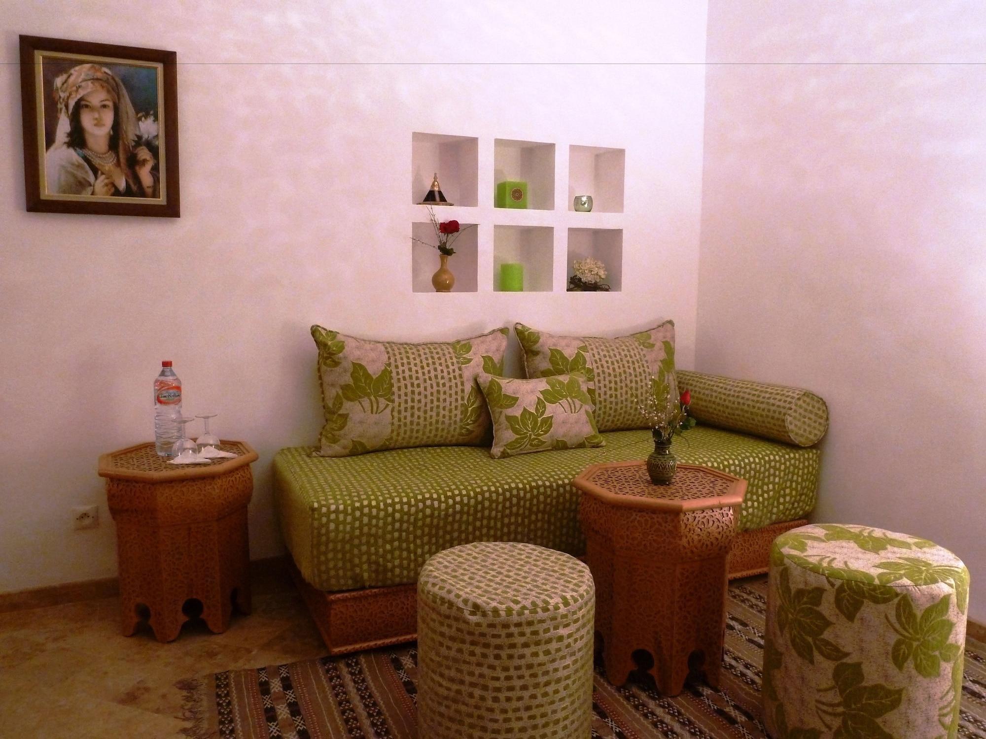 里亚德摩洛哥传统庭院住宅 马拉喀什 外观 照片 A Moroccan living room