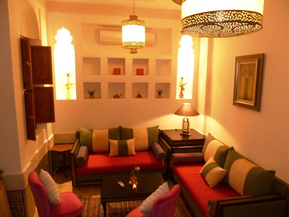 里亚德摩洛哥传统庭院住宅 马拉喀什 外观 照片 A Moroccan living room