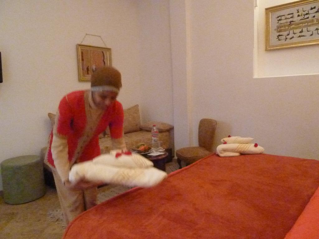 里亚德摩洛哥传统庭院住宅 马拉喀什 外观 照片 A chambermaid making a bed