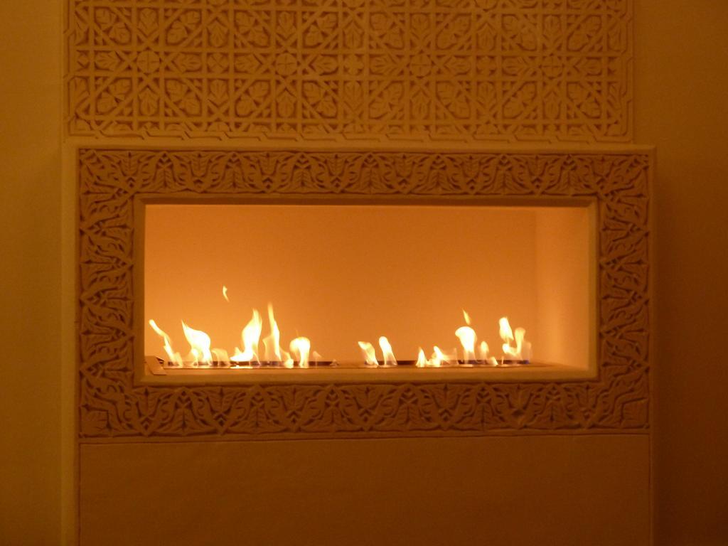 里亚德摩洛哥传统庭院住宅 马拉喀什 外观 照片 A fireplace in the palace