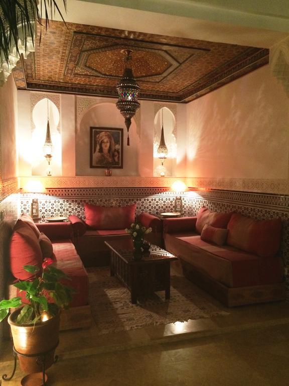 里亚德摩洛哥传统庭院住宅 马拉喀什 外观 照片 A Moroccan living room