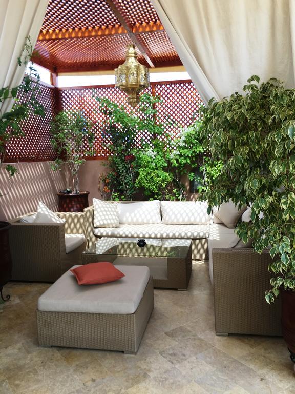 里亚德摩洛哥传统庭院住宅 马拉喀什 外观 照片 A living room with a green wall