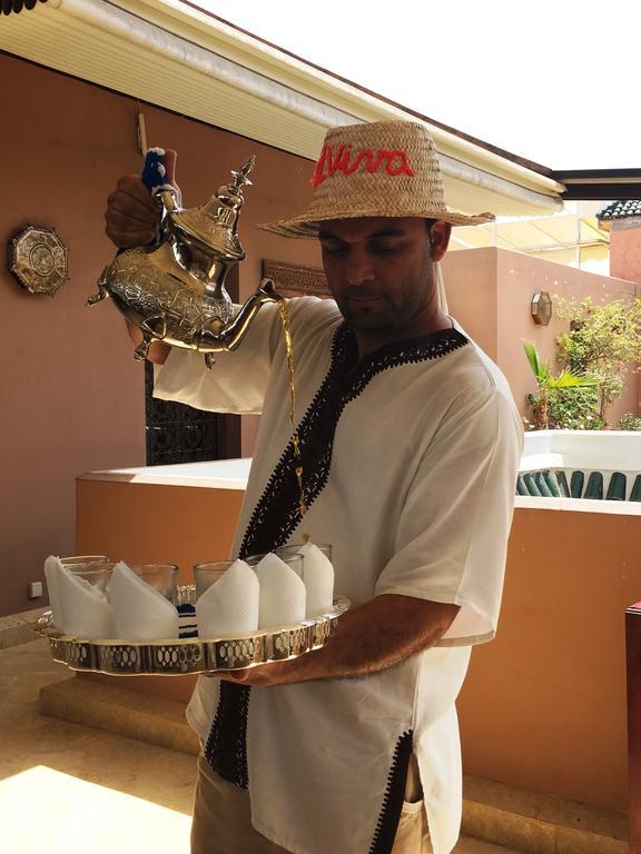 里亚德摩洛哥传统庭院住宅 马拉喀什 外观 照片 Moroccan coffee being served