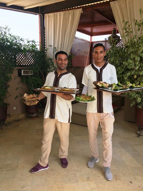 里亚德摩洛哥传统庭院住宅 马拉喀什 外观 照片 Moroccan waiters serving food