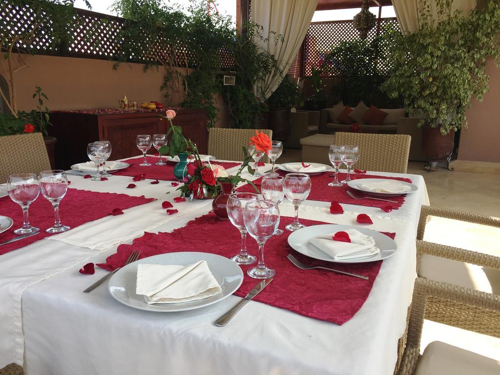 里亚德摩洛哥传统庭院住宅 马拉喀什 外观 照片 A table set for a meal