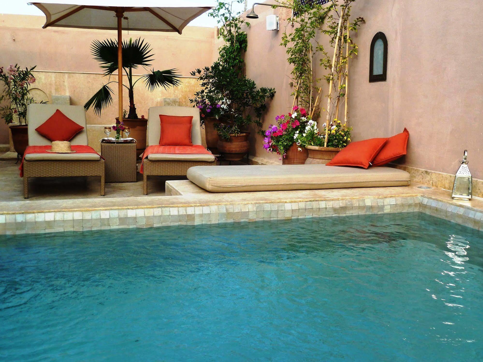 里亚德摩洛哥传统庭院住宅 马拉喀什 外观 照片 A swimming pool in Morocco